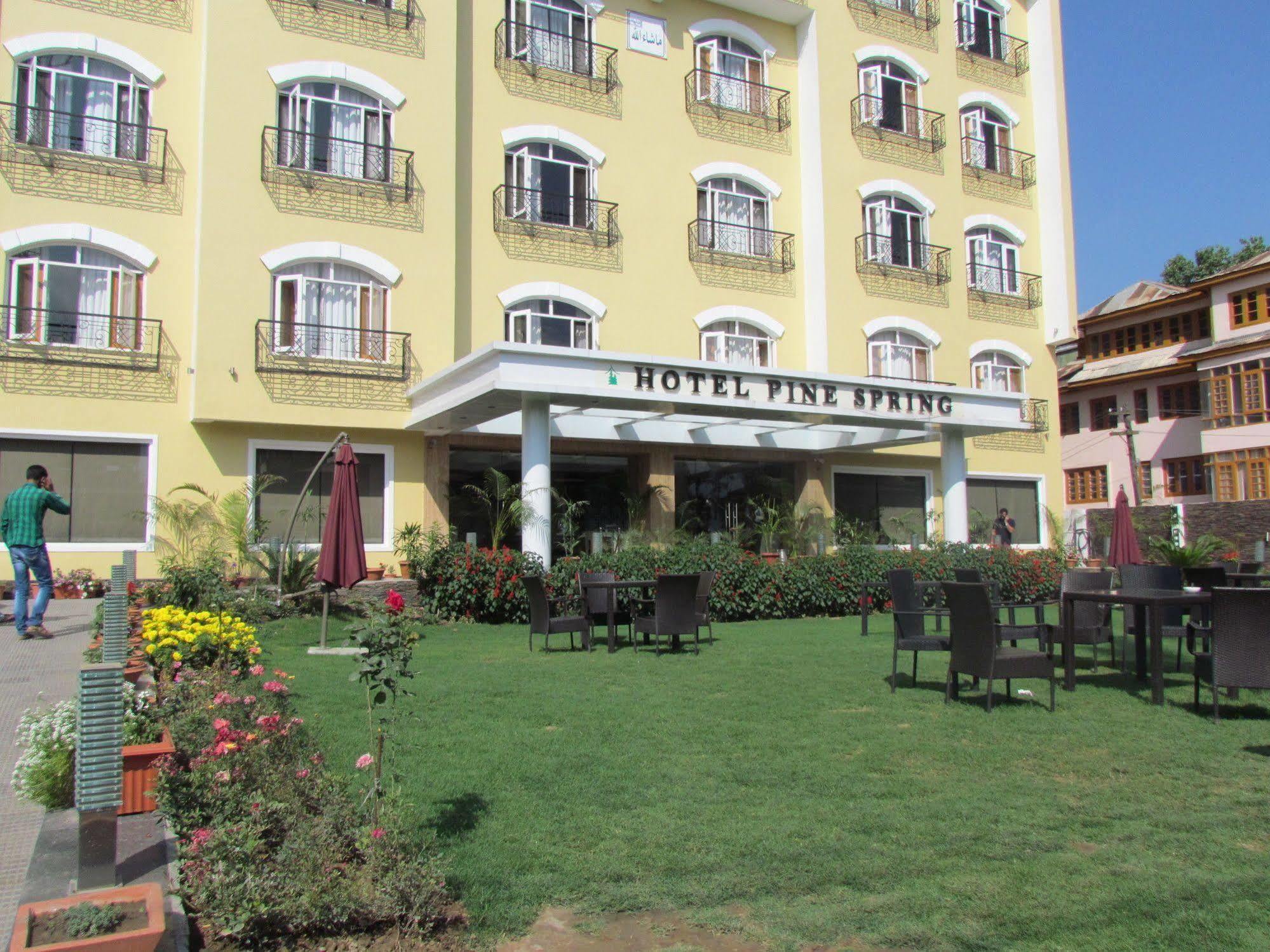 Hotel Pine Spring Wazir Bagh Srīnagar المظهر الخارجي الصورة