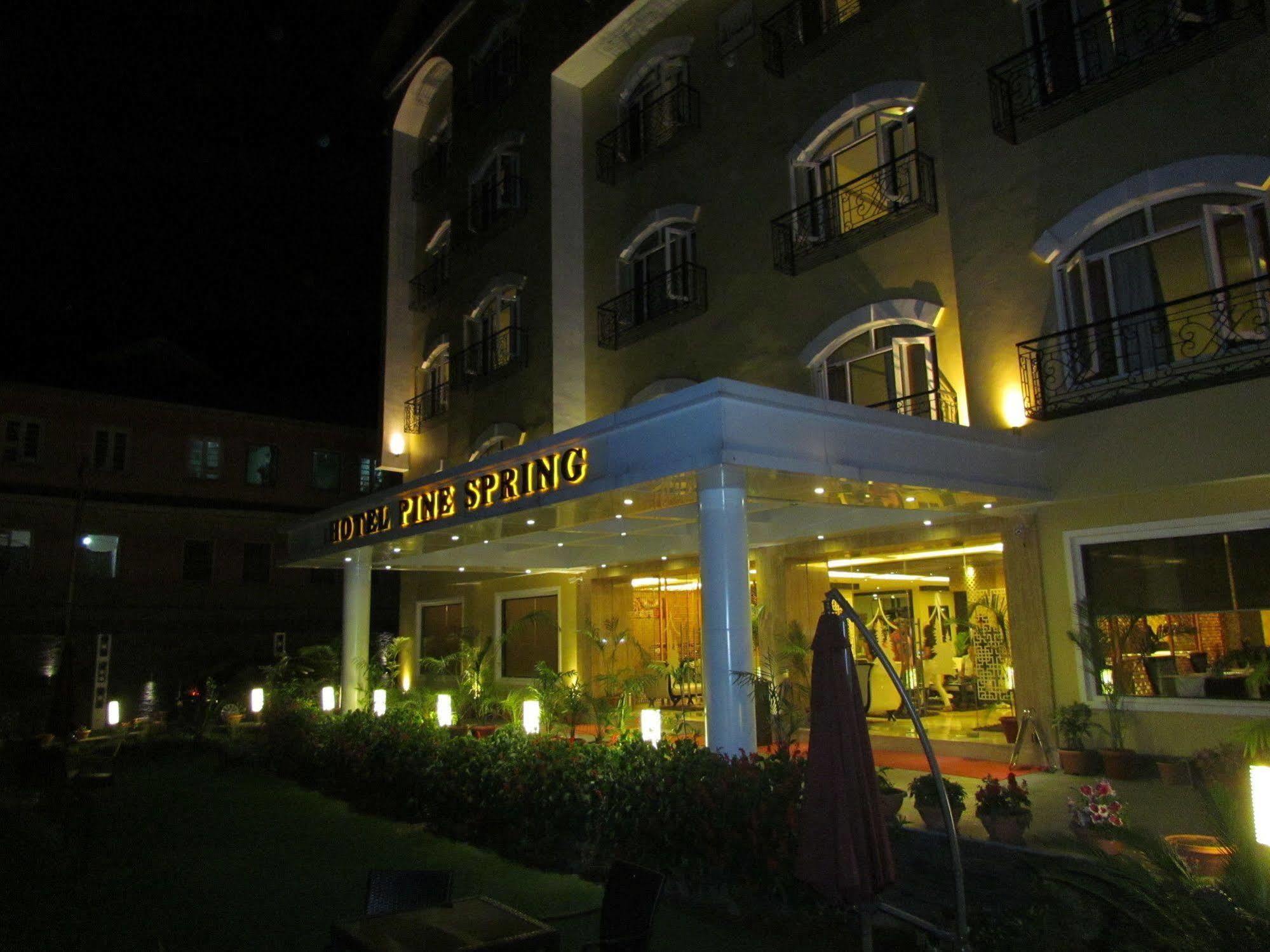 Hotel Pine Spring Wazir Bagh Srīnagar المظهر الخارجي الصورة