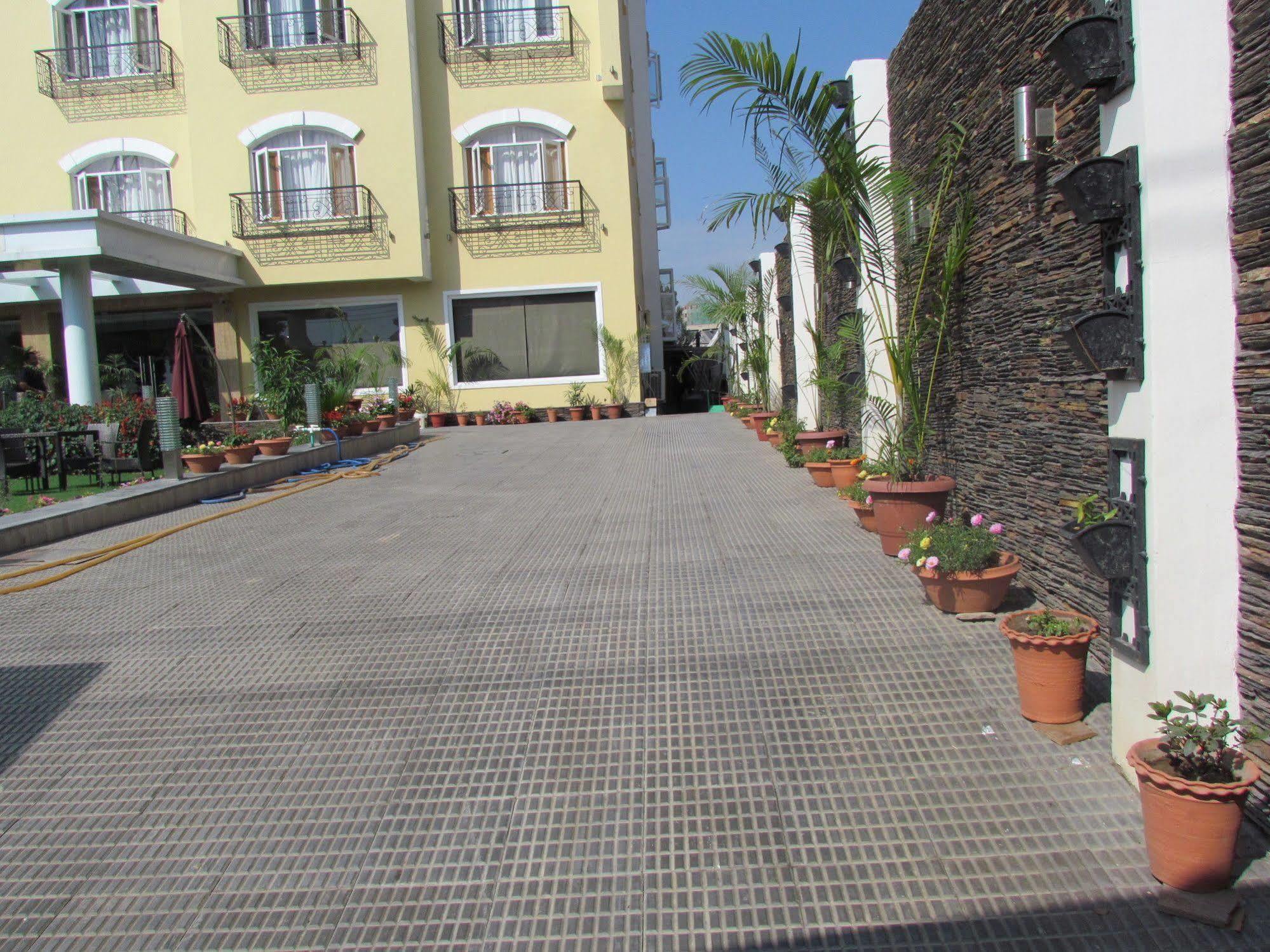 Hotel Pine Spring Wazir Bagh Srīnagar المظهر الخارجي الصورة